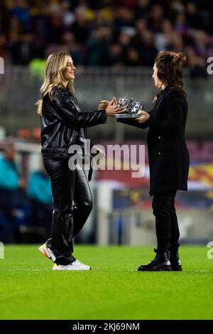 Barcelone, espagnol. 24th novembre 2022. Alexia Putellas (FC Barcelone) est photographiée avec le trophée du meilleur joueur de l'UEFA lors du match de football de la Ligue des champions des femmes entre le FC Barcelone et le Bayern Munich, au stade Camp Nou à Barcelone, Espagne, jeudi, 24 novembre 2022. Foto: SIU Wu Credit: dpa/Alay Live News Credit: dpa Picture Alliance/Alay Live News Banque D'Images
