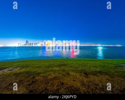 La capitale du Qatar par nuit réflexions sur la baie de Doha depuis le point de vue West Mound-Skyline. Doha, Golfe persique, Moyen-Orient, Péninsule arabique Banque D'Images