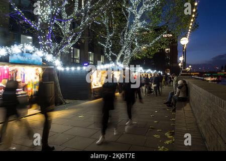 Noël au bord de la rivière marché de Noël à London Bridge City. Banque D'Images