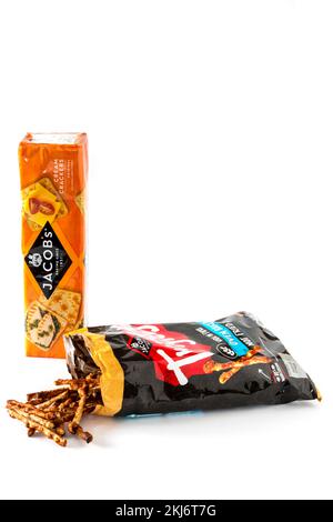 Un paquet de craquelins et de torches Jacobs Cream. Tous deux fabriqués par Jacobs, une filiale de United biscuits. Banque D'Images