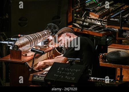 Prague, République tchèque. 24th novembre 2022. Le compositeur néoclassique allemand Nils Frahm se produit au cours de son concert dans le cadre du festival international de musique sonore de Prague à Prague, en République tchèque, sur 24 novembre 2022. Crédit : vit Simanek/CTK photo/Alay Live News Banque D'Images