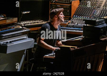 Prague, République tchèque. 24th novembre 2022. Le compositeur néoclassique allemand Nils Frahm se produit au cours de son concert dans le cadre du festival international de musique sonore de Prague à Prague, en République tchèque, sur 24 novembre 2022. Crédit : vit Simanek/CTK photo/Alay Live News Banque D'Images