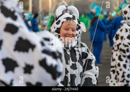 Detroit, Michigan, États-Unis. 24th novembre 2022. Un dresseur de ballons habillé comme une vache dans le défilé de Thanksgiving de Detroit, officiellement le défilé de Thanksgiving de l'Amérique. Crédit : Jim West/Alay Live News Banque D'Images