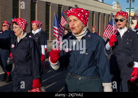 Detroit, Michigan, États-Unis. 24th novembre 2022. L'équipe Rosies Drill au défilé de l'action de grâce de Detroit, officiellement le défilé de l'action de grâce de l'Amérique. Crédit : Jim West/Alay Live News Banque D'Images