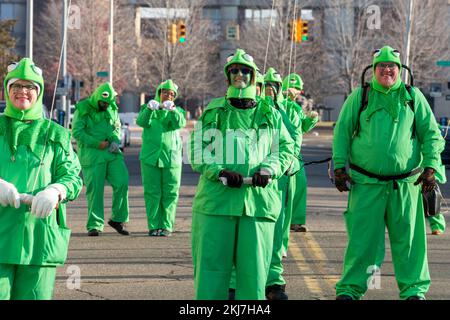Detroit, Michigan, États-Unis. 24th novembre 2022. Kermit les maîtres-ballons de la grenouille au défilé du jour de Thanksgiving de Detroit, officiellement le défilé de Thanksgiving de l'Amérique. Crédit : Jim West/Alay Live News Banque D'Images