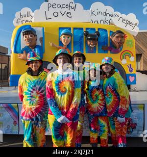 Detroit, Michigan, États-Unis. 24th novembre 2022. Un flotteur pour promouvoir la paix, l'amour et la gentillesse au défilé de Thanksgiving de Detroit, officiellement le défilé de Thanksgiving de l'Amérique. Crédit : Jim West/Alay Live News Banque D'Images