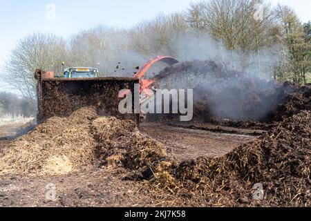 Retourner un tas de fumier pour faire du compost à répandre sur les terres agricoles, ce qui aide à améliorer la qualité du sol. North Yorkshire, Royaume-Uni. Banque D'Images