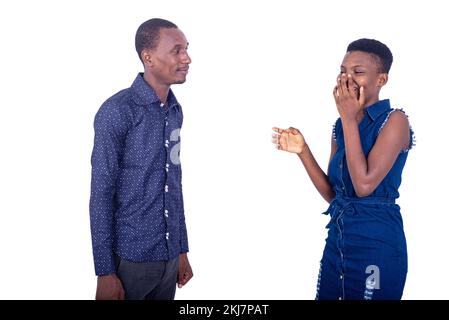 portrait d'un jeune homme et d'une jeune femme discutant ensemble tout en souriant. Banque D'Images