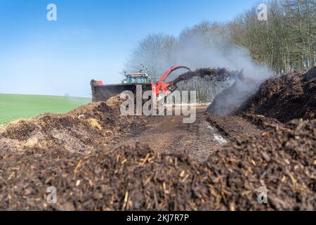 Retourner un tas de fumier pour faire du compost à répandre sur les terres agricoles, ce qui aide à améliorer la qualité du sol. North Yorkshire, Royaume-Uni. Banque D'Images