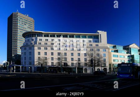 L'hôtel Hilton, Cardiff et la tour de la capitale (à gauche), anciennement le bâtiment Pearl assurance. Prise 2022. Banque D'Images