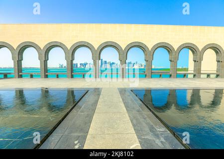 Doha, Qatar - 16 février 2019 : vue sur la passerelle voûtée et les bassins réfléchissants au musée d'art islamique ou MIA. Doha West Bay et le golfe Persique Banque D'Images