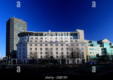 L'hôtel Hilton, Cardiff et la tour de la capitale (à gauche), anciennement le bâtiment Pearl assurance. Prise 2022. Banque D'Images