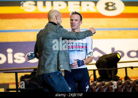 Gand, Belgique. 24th novembre 2022. Ancien cycliste belge Tom Boonen et Belge Iljo Keisse de Quick-Step Alpha Vinyl photographié lors de la fête de retraite 'Merci Iljoo' par Iljo Keisse, jeudi 24 novembre 2022 à Gand. Quatre jours après l'édition anniversaire de 100th de Zesdaagse Vlaanderen-Gent, Iljo Keisse prend sa retraite du cyclisme. Le 'Keizer van het Kuipke' le fait avec sa famille, ses amis, ses collègues actuels et anciens, et surtout avec tous ses fans lors de 'Merci Iljoo' : une soirée pleine de sport, de musique, de divertissement de premier ordre et un regard sur sa carrière. BELGA PHOTO JASPER JACOBS CRÉDIT: B Banque D'Images