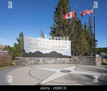 Drapeaux canadiens et américains survolant la place du parc international de la paix Waterton-Glacier, en Alberta, au Canada. Le premier parc international de la paix au monde Banque D'Images