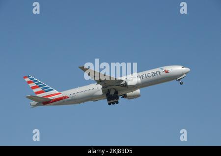 Allemagne, Bavière, Munich : N795AN Boeing 777-223ER (c/n 30257) d'American Airlines à l'aéroport Franz Josef Strauss de Munich. Banque D'Images