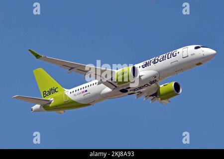 Allemagne, Bavière, Munich: YL-CSA Bombardier 300/Airbus A.9-300 (c/n 55003) d'Air Baltic à l'aéroport Franz Josef Strauss de Munich. Banque D'Images