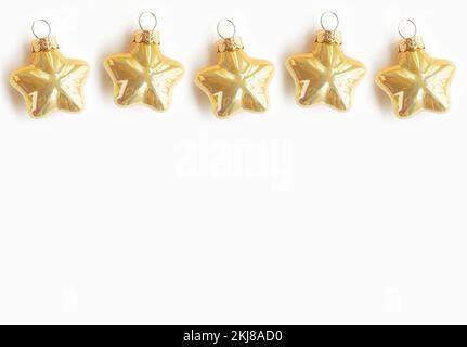 Ensemble d'étoiles dorées isolées sur fond blanc. Composition de Noël ou du nouvel an. Décorations de Noël en or sur fond blanc avec vide Banque D'Images