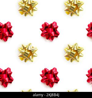 Noeud de Noël en ruban rouge et or sur fond blanc. Composition design pour l'emballage de papier, d'anniversaire, de noël ou de carte de voeux. Banque D'Images