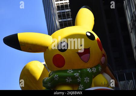 New York, États-Unis. 24th novembre 2022. Le ballon Pikachu flotte sur l'avenue des Amériques lors de la parade annuelle de Thanksgiving de Macy 96th à New York, NY, 24 novembre 2022. (Photo par Anthony Behar/Sipa USA) crédit: SIPA USA/Alay Live News Banque D'Images