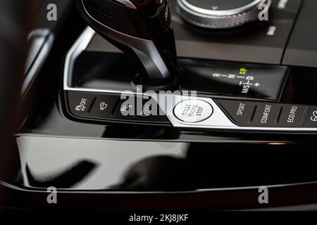 Bouton de démarrage du moteur.Fermer le bouton d'arrêt du démarrage du moteur.Détails modernes de l'intérieur de la voiture. Banque D'Images