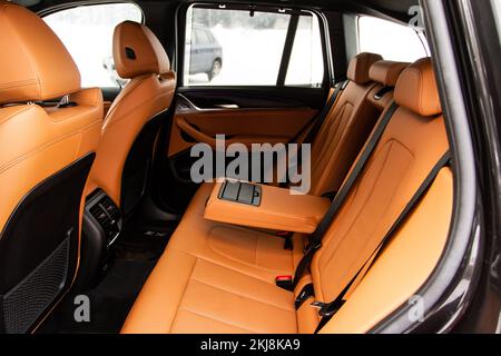 Vus moderne à l'intérieur.Sièges passager en cuir noir dans une voiture de luxe moderne avec accoudoir ouvert.Sièges en cuir confortables. Banque D'Images