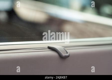 Pare-soleil ouvert.Rideaux de rideau de rideau de côté de voiture.Rideau pare-soleil dans une voiture moderne. Banque D'Images