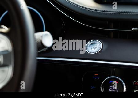 Bouton de démarrage du moteur.Fermer le bouton d'arrêt du démarrage du moteur.Détails modernes de l'intérieur de la voiture. Banque D'Images