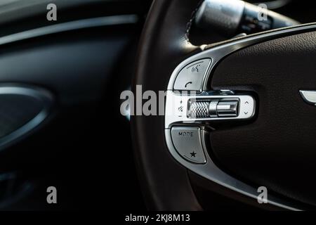 Boutons d'appel sur le volant. Boutons de commande audio sur le volant d'une voiture moderne. Banque D'Images