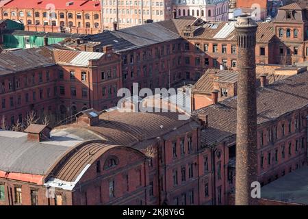 Tuyau de l'ancienne fabrique de briques abandonné. Vue depuis une hauteur Banque D'Images