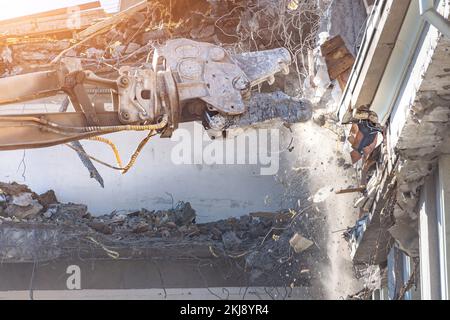 Flèche de cisaille hydraulique d'équipement lourd pour démonter le bâtiment, destruction de démolition. Vue rapprochée Banque D'Images