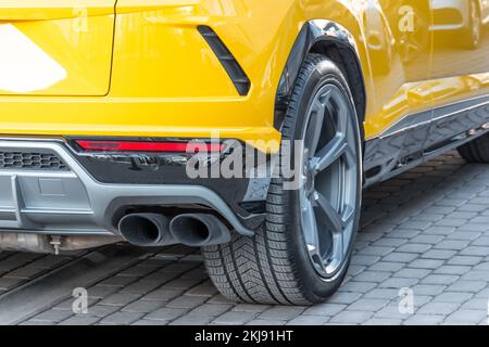 Double tuyau d'échappement, vue de la roue de la voiture Banque D'Images
