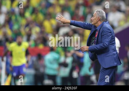 Lusail, Qatar. 24th novembre 2022. Tite, entraîneur en chef du Brésil, gestuelle lors du match du Groupe G entre le Brésil et la Serbie lors de la coupe du monde de la FIFA 2022 au stade Lusail à Lusail, Qatar, le 24 novembre 2022. Credit: Xu Zijian/Xinhua/Alamy Live News Banque D'Images