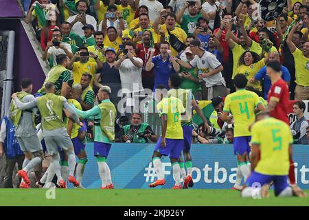 Stade emblématique de Lusail, Lusail, Qatar. 24th novembre 2022. Football de la coupe du monde de la FIFA, Brésil contre Serbie ; Richarlison du Brésil célèbre son objectif pour 1-0 Credit: Action plus Sports/Alamy Live News Banque D'Images