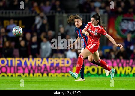 Barcelone, espagnol. 24th novembre 2022. Patri (FC Barcelone) duels pour le ballon contre Emma Ramirez (FC Barcelone) lors du match de football de la Ligue des champions des femmes entre le FC Barcelone et le Bayern Munich, au stade Camp Nou à Barcelone, Espagne, jeudi, 24 novembre 2022. Foto: SIU Wu Credit: dpa/Alay Live News Credit: dpa Picture Alliance/Alay Live News Banque D'Images