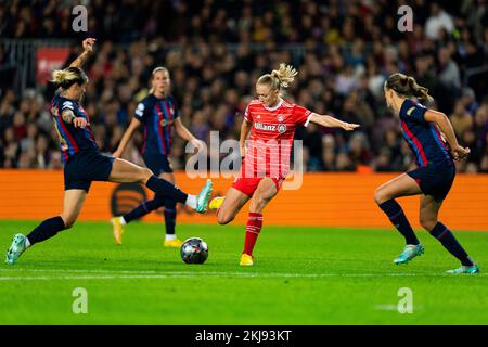 Barcelone, espagnol. 24th novembre 2022. Lea Schueller (Bayern Munchen) en action lors du match de football de la Ligue des champions des femmes entre le FC Barcelone et le Bayern Munich, au stade Camp Nou à Barcelone, Espagne, jeudi, 24 novembre 2022. Foto: SIU Wu Credit: dpa/Alay Live News Credit: dpa Picture Alliance/Alay Live News Banque D'Images