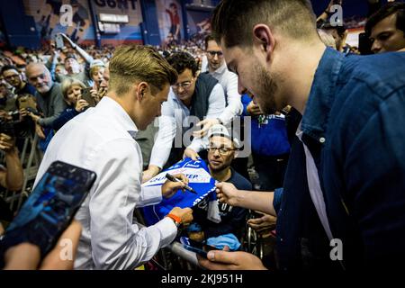 Gand, Belgique. 24th novembre 2022. Belge Remco Evenepoel est vu à la retraite 'Merci Iljoo' par Iljo Keisse, jeudi 24 novembre 2022 à Gand. Quatre jours après l'édition anniversaire de 100th de Zesdaagse Vlaanderen-Gent, Iljo Keisse prend sa retraite du cyclisme. Le 'Keizer van het Kuipke' le fait avec sa famille, ses amis, ses collègues actuels et anciens, et surtout avec tous ses fans lors de 'Merci Iljoo' : une soirée pleine de sport, de musique, de divertissement de premier ordre et un regard sur sa carrière. BELGA PHOTO JASPER JACOBS crédit: Belga News Agency/Alay Live News Banque D'Images