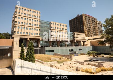 Archéologique, site, des, Jardins des vestiges, partie de la, Musée d'Histoire de Marseille, Marseille Musée d'Histoire, Marseille, Marseille, commune de Bouches-du-Rhône, la deuxième plus grande ville de France, Marseille, est la préfecture des Français, département des Bouches-du-Rhône, et, capitale, De la région Provence-Alpes-Côte d'Azur. Sud de la France,France,Français,deuxième plus grande ville de France,août,été,Europe,européen,Port Antique,le jardin des vestiges est un jardin contenant les vestiges archéologiques de l'ancien port de Marseille, France. Banque D'Images