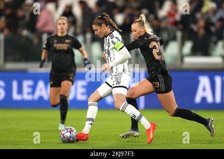 Turin, Italie, 24th novembre 2022. Stina Blackstenius de l'Arsenal défenses avec Cecilia Salvai de Juventus lors du match de l'UEFA Womens Champions League au stade Juventus, à Turin. Crédit photo à lire: Jonathan Moscrop / Sportimage crédit: Sportimage / Alay Live News Banque D'Images