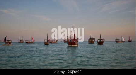 Katara12th festival traditionnel de dhow à Doha Qatar après-midi tourné montrant des dhows dans le golfe arabe avec des drapeaux des pays de la coupe de mot de la FIFA 2022 Banque D'Images