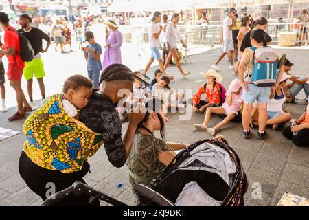 Le Vieux Port de Marseille,Vieux Port de Marseille,Vieux Port,Marseille,Marseille,commune de Bouches-du-Rhône, la deuxième plus grande ville de France,Marseille, est la préfecture de la France, département des Bouches-du-Rhône, et, capitale, De la région Provence-Alpes-Côte d'Azur. Sud de la France,France,Français,deuxième plus grande ville de France,août,été,Europe,européen,le Vieux Port de Marseille,sous,l'Ombriere,Norman Foster,conçu,ciel,fournit,ombre,pour,ces,femmes,opérant,cheveux,tresse,tressage,affaires, principal lieu populaire à Marseille,monument,symbole,de,la,ville,zone piétonne en 2013. Banque D'Images