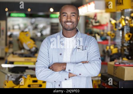 portrait d'un vendeur masculin dans un magasin de matériel Banque D'Images