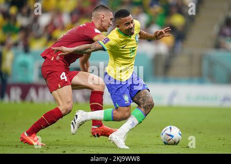 Lusail, Qatar. 24th novembre 2022. Lusail Stadium LUSAIL, QATAR - NOVEMBRE 24 : Joueur du Brésil Gabriel Jesus reçoit une faute de Nikola Milenkovic lors de la coupe du monde de la FIFA Qatar 2022 groupe G match entre le Brésil et la Serbie au stade Lusail sur 24 novembre 2022 à Lusail, Qatar (photo par Florencia Tan Jun/PxImages) (Florencia Tan Jun/SPP) Credit: SPP Sport Press photo. /Alamy Live News Banque D'Images