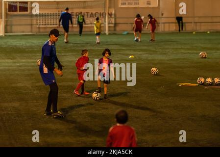 pontevedra, espagne. 11 novembre 2022 - équipe de football pour enfants pendant une séance d'entraînement Banque D'Images