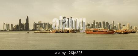 Banner panorama de boutres traditionnels en bois avec front de mer de la baie de Doha et gratte-ciel de West Bay skyline. Capitale du Qatar, du Moyen-Orient, du Golfe Persique Banque D'Images