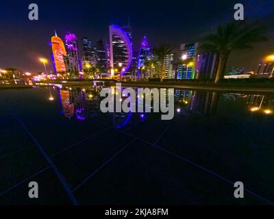 Scène nocturne des gratte-ciel de Doha au Qatar. Paysage urbain pittoresque de West Bay la nuit, reflet dans le parc du centre-ville. Moyen-Orient, péninsule arabe en persan Banque D'Images