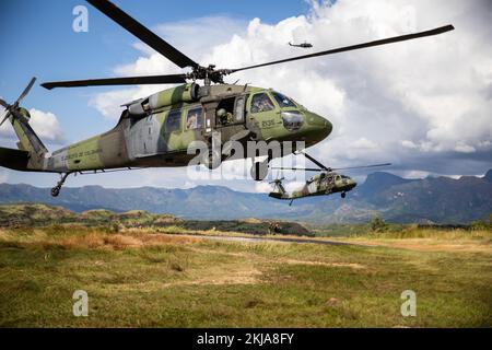 Une paire de faucons noirs UH-60 de l'armée colombienne se prépare à atterrir lors de l'entraînement de voie à l'exercice Southern Vanguard 23 à la base militaire de Tolemaida, Colombie, le 14 novembre 2022. L'exercice Southern Vanguard est américain Le premier exercice d’entraînement de l’Armée du Sud se déroule aux niveaux opérationnel et tactique afin d’accroître l’interopérabilité entre les forces américaines et occidentales. La répétition de cette année, l’exercice Southern Vanguard 23, fait intervenir des soldats américains Armée du Sud et des États-Unis La Garde nationale de l'armée s'entraîne aux côtés des soldats de l'armée colombienne sur des terrains variés tout en conduisant des armes Banque D'Images