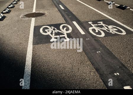 Une voie de vélo exclusive et bidirectionnelle placée au centre de la route et protégée par des bordures en caoutchouc qui empêchent les conducteurs de véhicules d'empiéter sur les voies. Banque D'Images