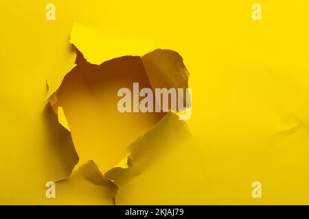 Morceau de papier jaune déchiré avec espace de copie sur fond jaune Banque D'Images