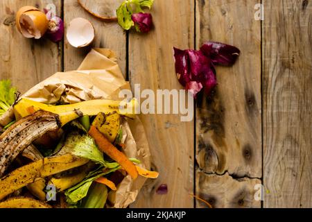 Le dessus des déchets de fruits et légumes organiques se répande de la poubelle de compostage complète de la cuisine Banque D'Images