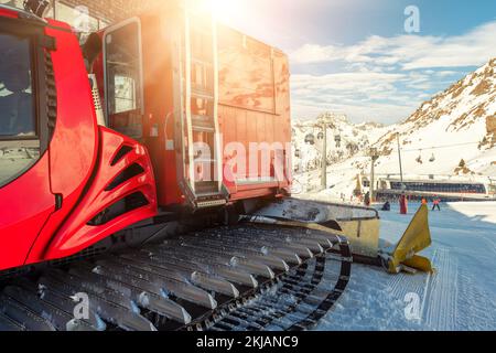 Rattar moderne rouge avec chasse-neige machine de préparation de pistes de ski alpin à la station de ski alpin d'hiver Ischgl en Autriche. Lourd Banque D'Images